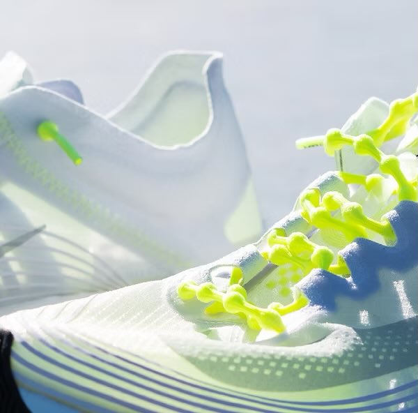 Masaka01I25703's tweet image. デイサービスの
若い子が面白い靴を履いてた。
靴というか、靴紐である。
何それと聞いてみた。
本人わからないので検索してみた。

#CATERPY
結ばない靴ひも