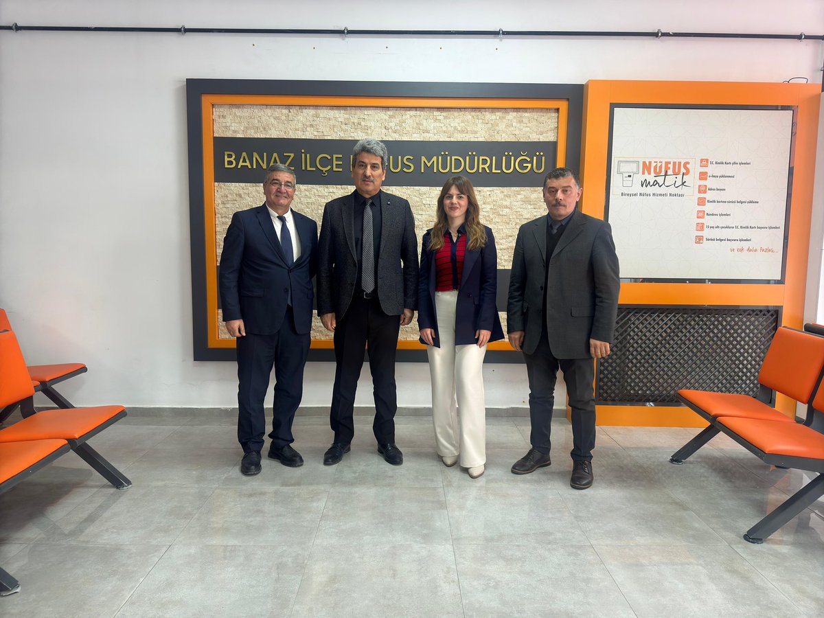 UsakNufus's tweet photo. İl Nüfus ve Vatandaşlık Müdürümüz Sn;Caner Cavit KÖSEK,
İlçe ziyaretleri kapsamında Banaz  İlçe Nüfus Müdürlüğümüzü ziyaret ederek yapılan iş ve işlemleri yerinde inceledi. @aktasnaci @itasyapan @TC_UsakValiligi @TCNufus @canerkosek @BanazNufus @banazkaymakam https://t.co/DenKq6MyU1
