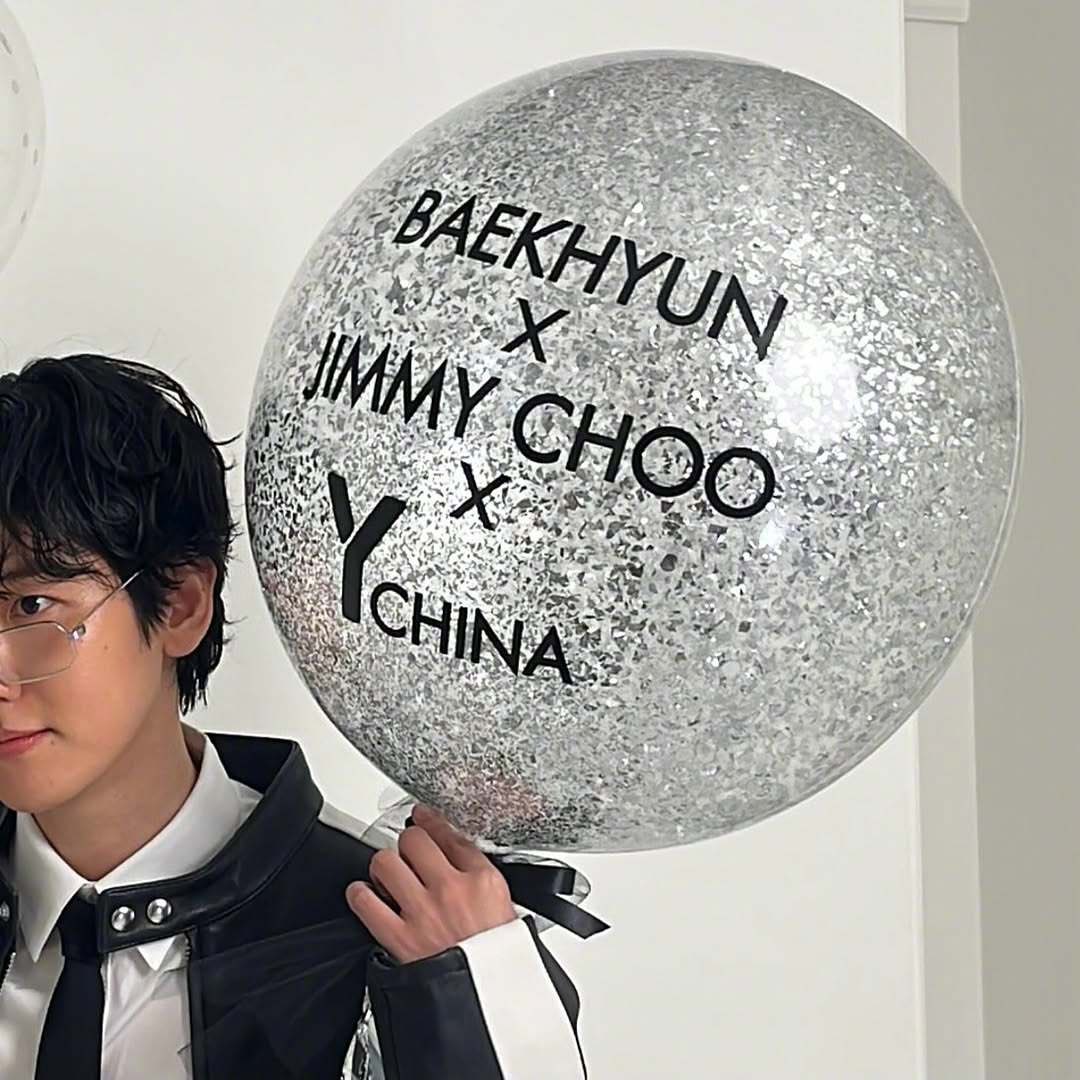 qtpiebyunbaek's tweet photo. definitely his favourite fit out of the 7 looks for Y China, and he's not hiding it https://t.co/68woRyr0zE