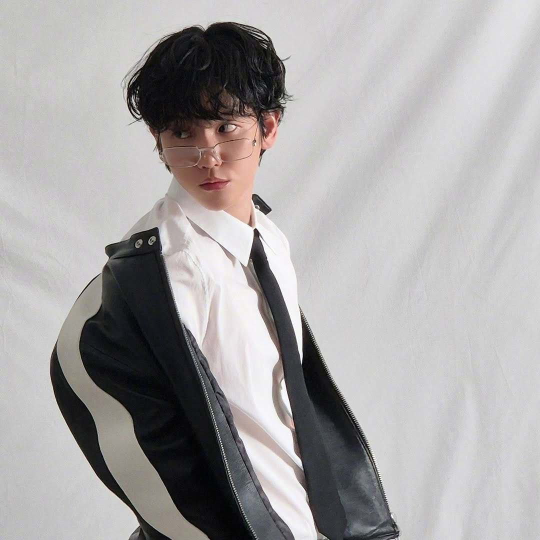 qtpiebyunbaek's tweet photo. definitely his favourite fit out of the 7 looks for Y China, and he's not hiding it https://t.co/68woRyr0zE
