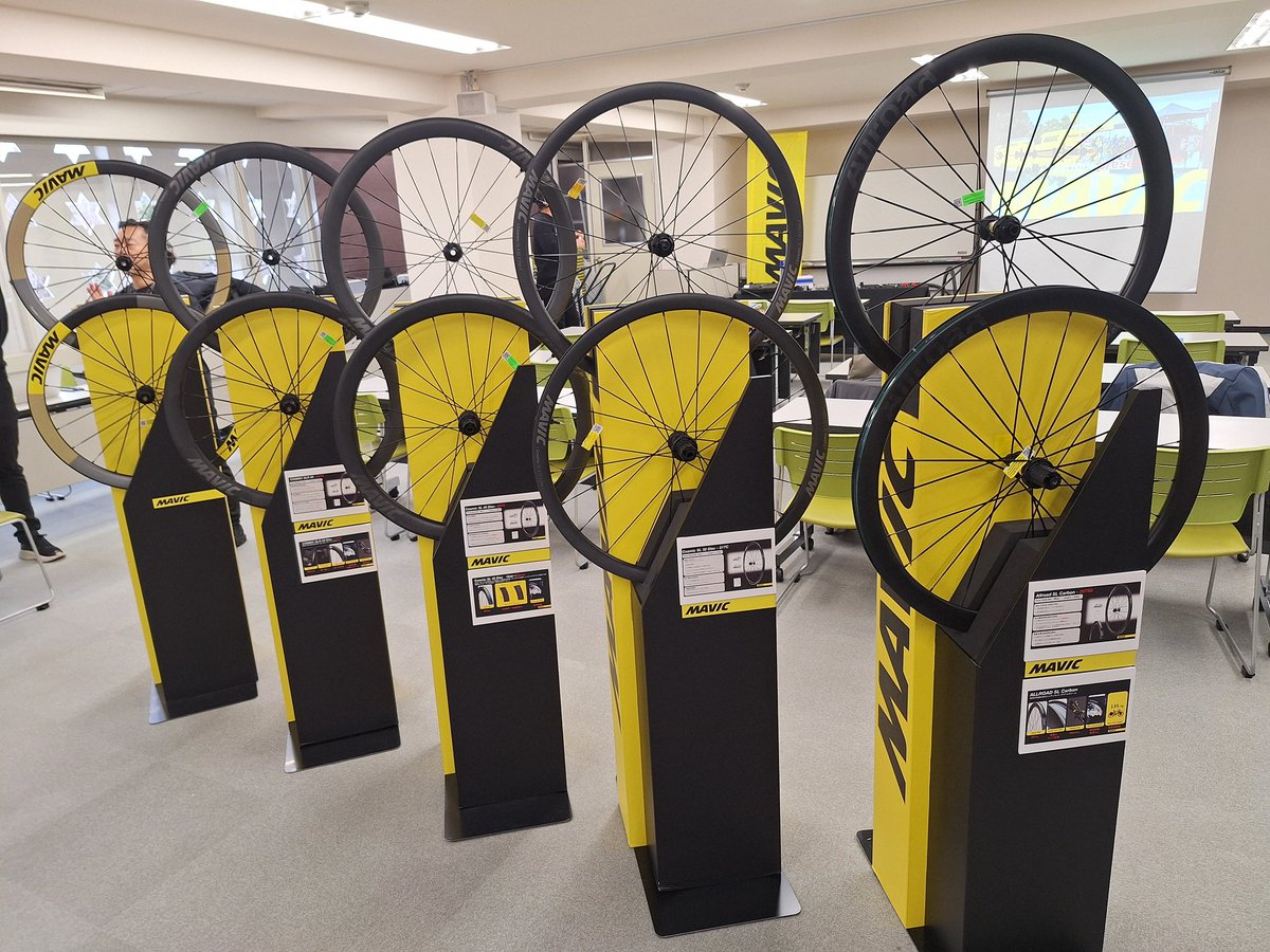 doterushi's tweet photo. 本日4日は江戸までMAVICのテクニカルセミナーにやって参りました。
来月入荷予定のまず他には無いデザインの限定ホイールも現物見てきました〜ლ(´ڡ`ლ)
またご紹介させて頂きます(`・ω・´)ゞ
#限定ホイール
#ホイール交換
#mavicwheels
#cosmicsl
#どてるし https://t.co/pXhfROXOsv