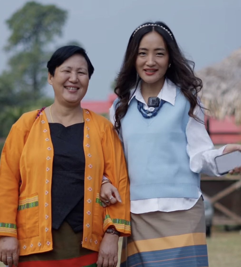 here_for_teju's tweet photo. Just look at mumma darang, how happy and proud she is looking 🥺🫶

#ChumVeer #ChumDarang https://t.co/db3L9qC989