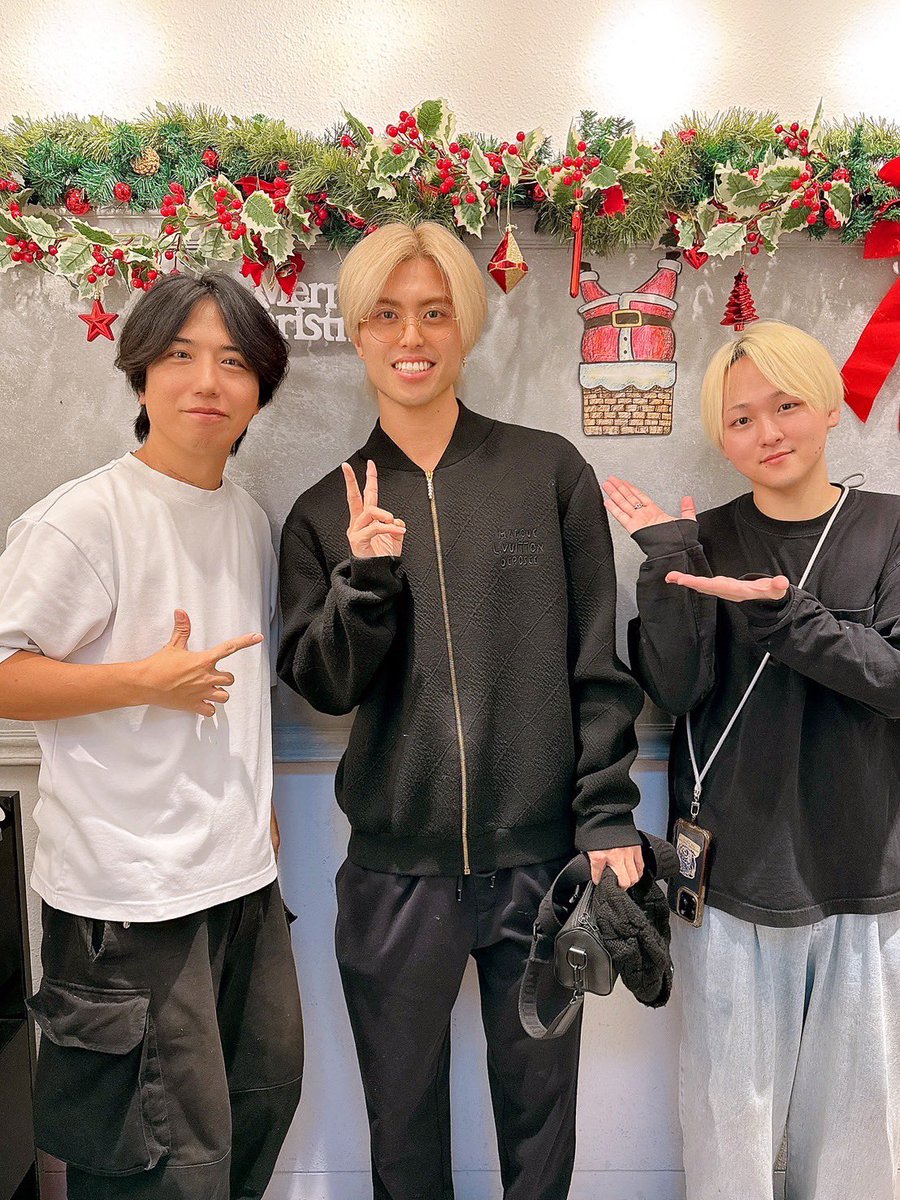 田中彗くん
ヒーリングWカラーで18トーンのスノーホワイト✨(カラー配合スタイリスト田中)
ブリーチで目一杯２回で白まで抜けました🎶
お兄ちゃんみたいな笑顔してってお願いしました😆