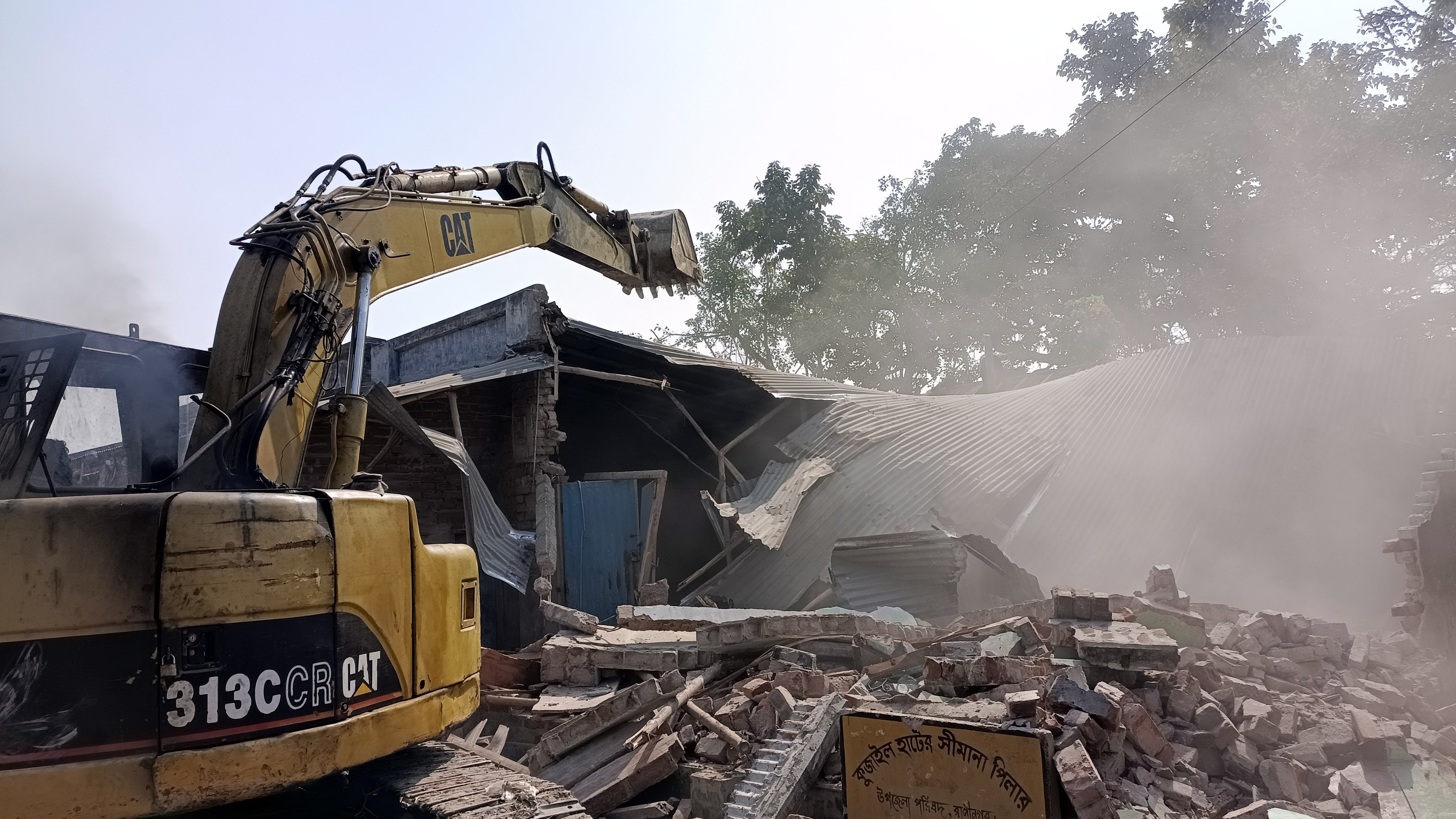 নওগাঁর রাণীনগরে সরকারি হাটের জায়গা থেকে অবৈধ স্থাপনা উচ্ছেদ