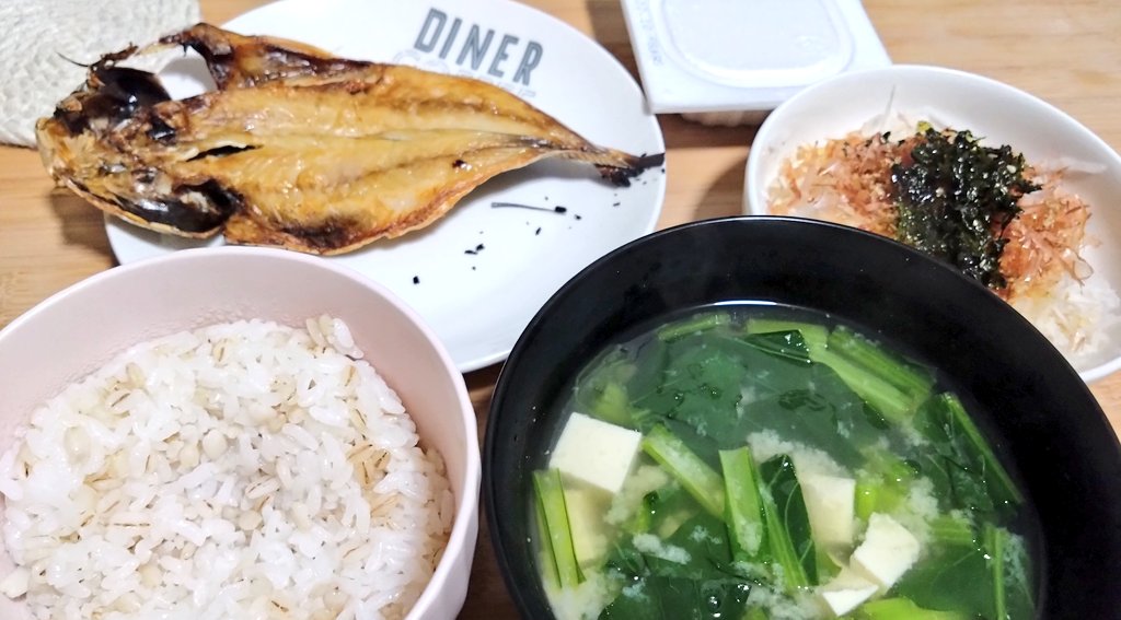 hal_041039's tweet photo. 今夜はアジの開き定食にした!!
やっぱり腹八分がいいわ。
大根サラダもアジもうまかたー🐟️
魚きれいに食べる人好きだけど、骨も何もかも食べてたようちの彼。
👇️復活!
#HALsKitchen https://t.co/lEL2UpyMGs