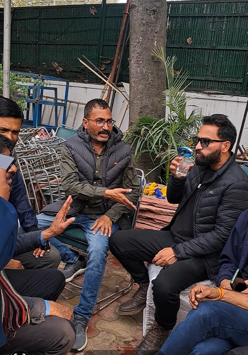 RajenderaMeenaa's tweet photo. जब इरादे मजबूत हों और मेहनत का रंग दिखे, तो जीत खुद-ब-खुद मिलती है। इसका उदाहरण है।
डोडा aap के विधायक भाई @MehrajMalikAAP बहुत ही साधारण एवं नेक दिल इंसान है राजस्थान के साथियो के साथ अपने संघर्ष की साझा की।
#VoteForAAP
#KejriwalWinningAgain https://t.co/vWhy23KATh