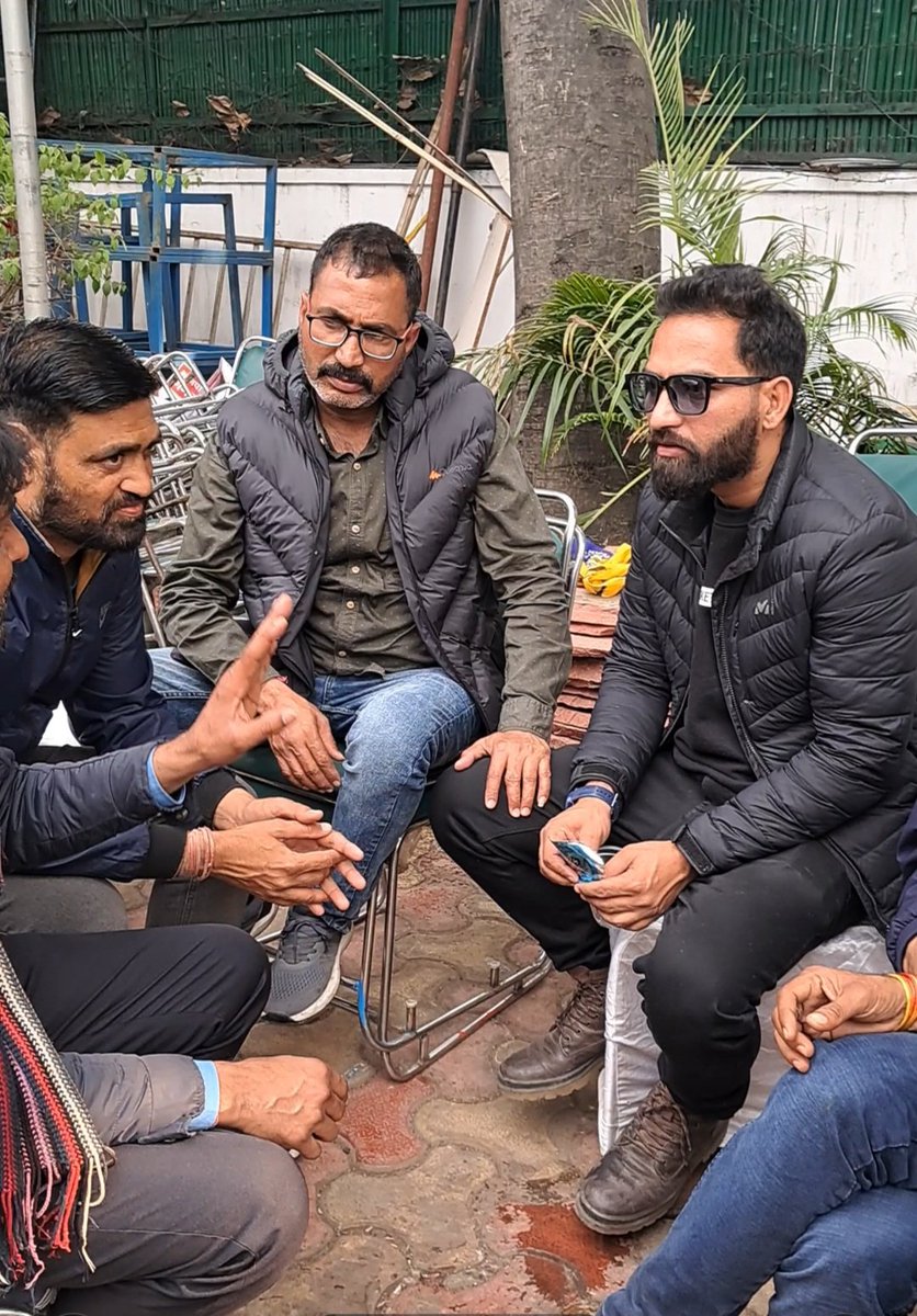 RajenderaMeenaa's tweet photo. जब इरादे मजबूत हों और मेहनत का रंग दिखे, तो जीत खुद-ब-खुद मिलती है। इसका उदाहरण है।
डोडा aap के विधायक भाई @MehrajMalikAAP बहुत ही साधारण एवं नेक दिल इंसान है राजस्थान के साथियो के साथ अपने संघर्ष की साझा की।
#VoteForAAP
#KejriwalWinningAgain https://t.co/vWhy23KATh