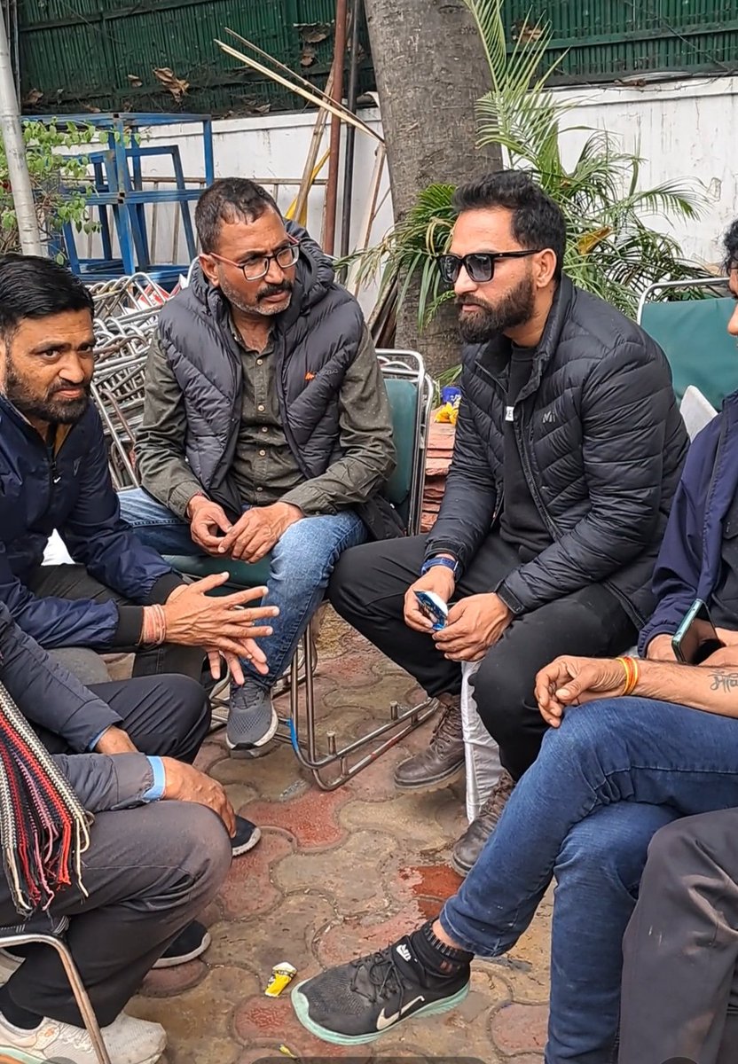 RajenderaMeenaa's tweet photo. जब इरादे मजबूत हों और मेहनत का रंग दिखे, तो जीत खुद-ब-खुद मिलती है। इसका उदाहरण है।
डोडा aap के विधायक भाई @MehrajMalikAAP बहुत ही साधारण एवं नेक दिल इंसान है राजस्थान के साथियो के साथ अपने संघर्ष की साझा की।
#VoteForAAP
#KejriwalWinningAgain https://t.co/vWhy23KATh
