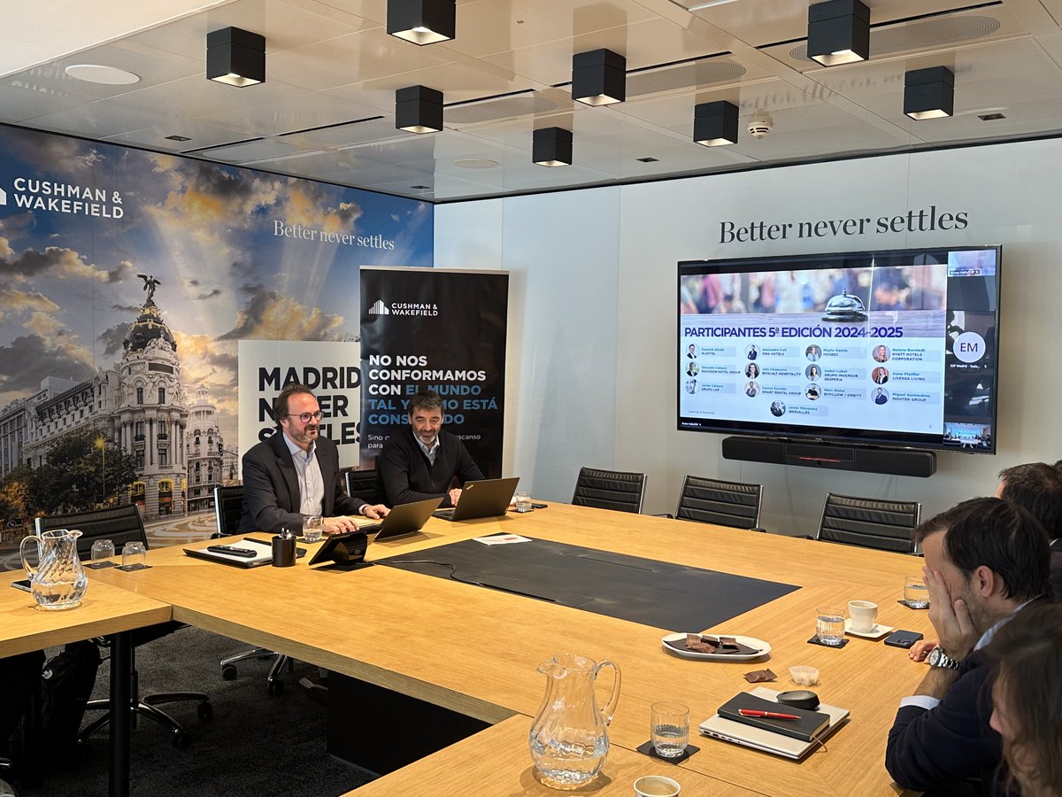 CushWakeSPAIN's tweet photo. 🏨 Hospitality LAB en Cushman &amp; Wakefield | Inversión hotelera en 2024 📊

✅ Capital nacional (59%) al frente
✅ Portafolios, branded residences y all-inclusive luxury, claves para 2025

💡 Con Bruno Hallé &amp; Albert Grau. ¡Seguimos! 

#HospitalityLAB #RealEstate https://t.co/KEScpk9jvj