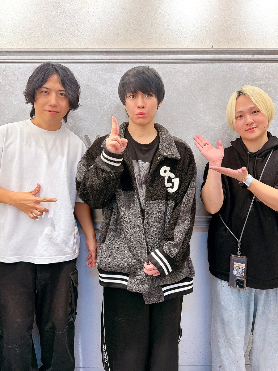 じんたん
ヒーリングカラーで２トーンのアッシュブラック✨(配合)
赤みを抑えてシルエットをサッパリさせました🎶