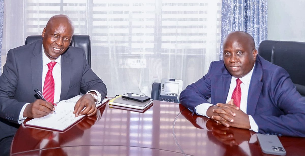 Roads_KE's tweet photo. The Principal Secretary for Roads Eng Joseph Mbugua today paid a courtesy call on the Principal Secretary for @MoICTKenya and Digital Economy Eng. @tanuijohn in his Teleposta office.

They discussed matters of mutual concern to the two State Departments. https://t.co/Aqxq3qMyeN