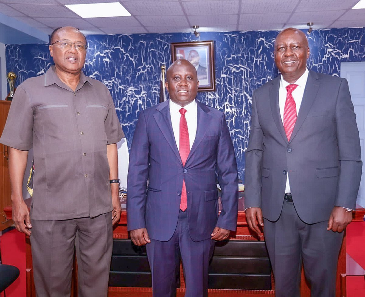 Roads_KE's tweet photo. The Principal Secretary for Roads Eng Joseph Mbugua today paid a courtesy call on the Principal Secretary for @MoICTKenya and Digital Economy Eng. @tanuijohn in his Teleposta office.

They discussed matters of mutual concern to the two State Departments. https://t.co/Aqxq3qMyeN