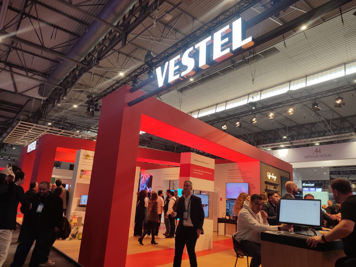 uhd_spain's tweet photo. 🔴🟢🔵 Tenemos las primeras imágenes de nuestros asociados y sus fantásticos exhibidores, en @ISE_Show:
En @CanonEspana, stand 3B300, hemos estado con Michaela Möhrle; y en @Vestel, stand 3F200, nos ha acompañado Jose Maria Vazquez.
#UHDSpain #ISE2025 #ISEShow https://t.co/DZTodljeRl