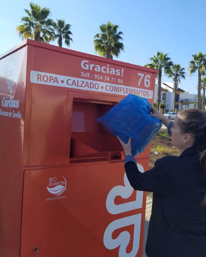 _CARITAS's tweet photo. Donar la ropa que ya no utilizas tiene el poder de ayudar a quienes más lo necesitan y, además, promueve la sostenibilidad y el reciclaje textil.

Encuentra tu contenedor de ropa más cercano en https://t.co/CSD1nDDnlY. ¡Ayúdanos a darles una segunda vida!

https://t.co/0nwEt4je1B https://t.co/x3MHLAoDtN