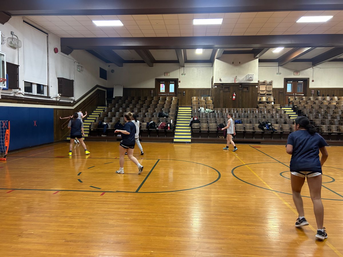 Another successful night of futsal for the lady bulldogs!!!!!! 
💪 ⚽️ 
<a href="/BCSDBulldogs/">Beacon Athletics</a>