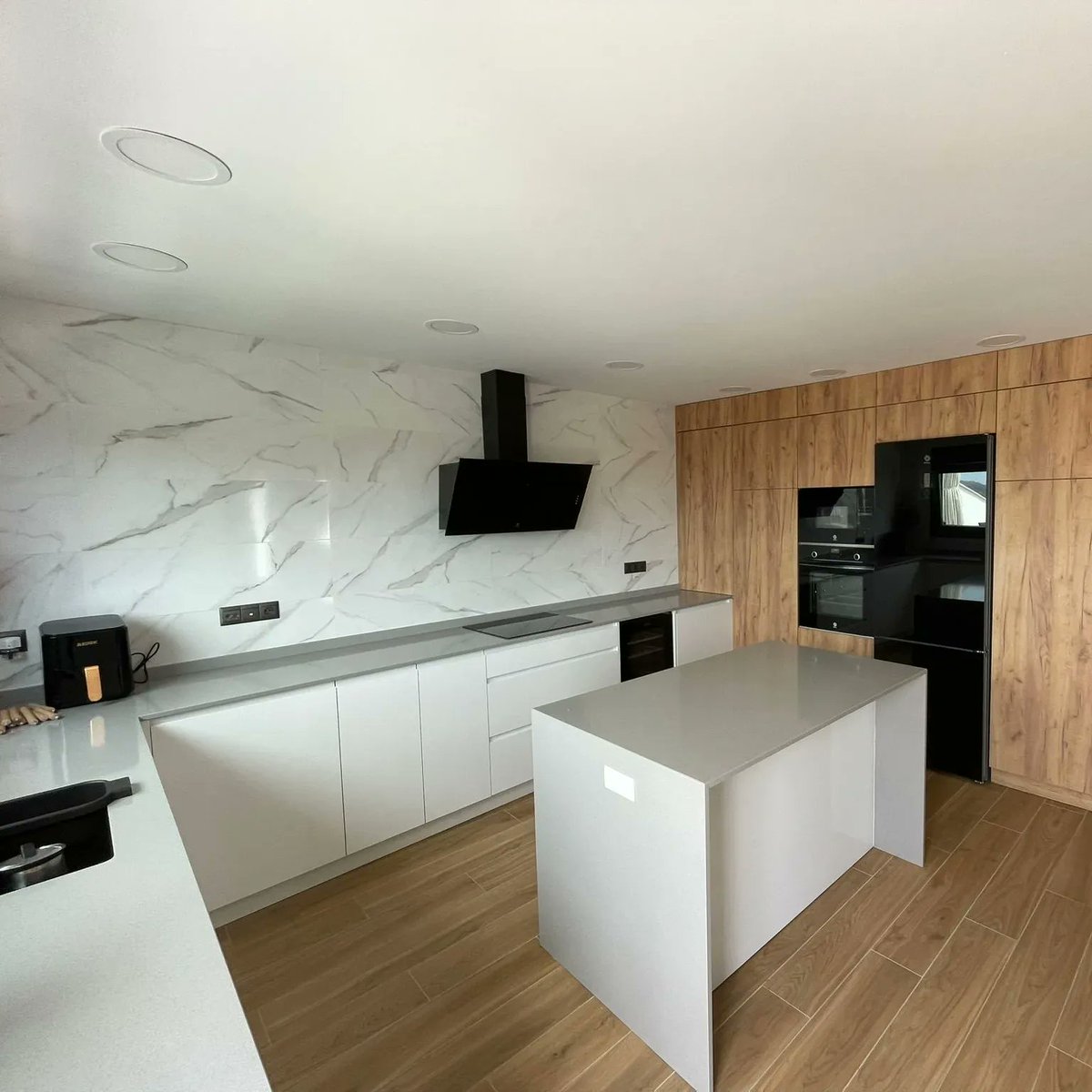 idecocina's tweet photo. Los colores claros en el diseño de la cocina ayudan a crear una sensación de amplitud y luminosidad. 🌟 Usar tonos como el blanco o beige hace que los espacios pequeños se vean más grandes y acogedores. ¿Te gustan las cocinas luminosas y espaciosas?👇
https://t.co/AI2yE6Xeus https://t.co/evA3bGT2Tk