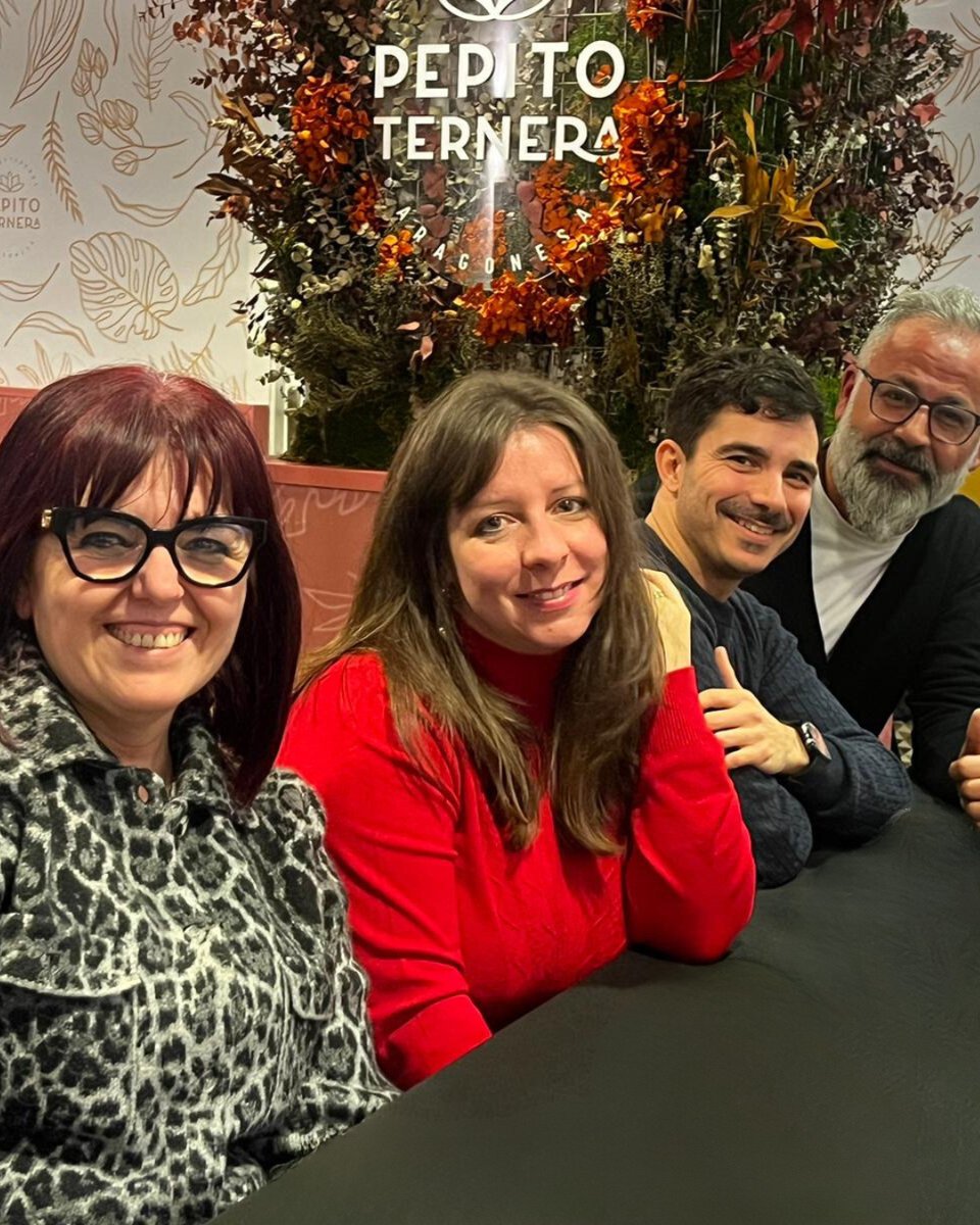 Las comidas fuera de la rutina mejoran el ambiente laboral ✅

Solo hace falta ver la cara de cada persona disfrutando de la compañía.

¡Si tu empresa todavía no tiene implementadas estas pequeñas salidas de guion, te lo recomendamos!