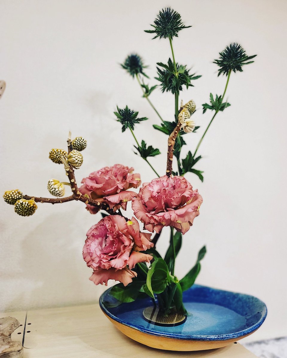 emilico818's tweet photo. 【今日のいけばな その壱】

素敵なお花をいただいたので早速いけました❤️
お花のある暮らし最高だ！

#花瓶 #花瓶の花 #お花好きな人と繋がりたい #お花のある暮らし #お花 #お花好き #絵画 #いけばな #いけばなのある暮らし #ゴトウフローリスト #後藤花店 #ゴトウフローリスト https://t.co/CCUX7RG4WN