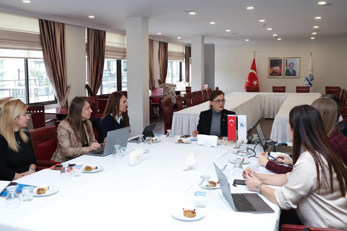 ❣️ #universitemDEU olarak, toplumun en küçük birimi olan aile kurumunun korunmasına yönelik faaliyetlerimizi sürdürüyoruz. 

👨‍👩‍👧 2025 Aile Yılı kapsamında düzenlediğimiz 'Aile Yılı Etkinlik Komisyonu' toplantımızı Rektör Yardımcımız Prof. Dr. Dilşen İnce Erdoğan başkanlığında