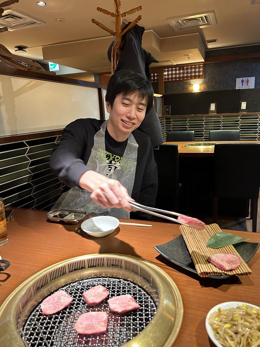 Zerost_s's tweet photo. 大先輩が焼く肉美味い！！ https://t.co/UiUs2n6zWh