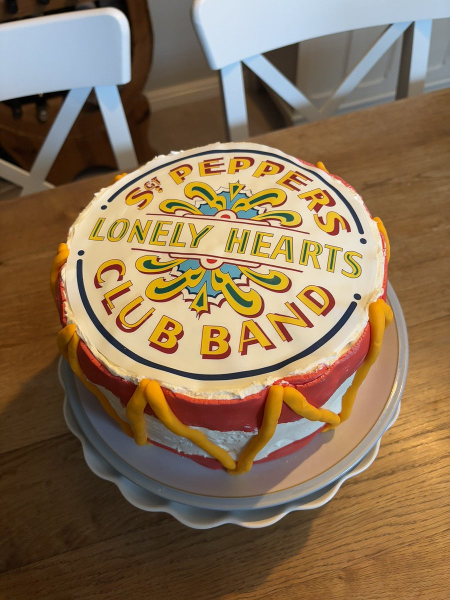 PeaceifyouWant's tweet photo. I made a Sgt. Pepper drum cake! https://t.co/TkvihN5232