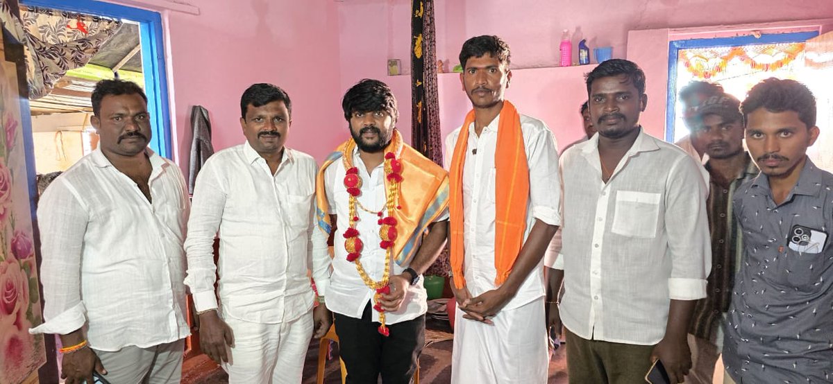 MS14732696's tweet photo. ಈ ದಿನ ಸಿರುಗುಪ್ಪ ತಾಲೂಕಿನ ಹಚ್ಚೋಳ್ಳಿ ಗ್ರಾಮದಲ್ಲಿ ಶ್ರೀ ಮಾರಮ್ಮ ದೇವಿಯ ಕುಂಭೋತ್ಸವ ಕಾರ್ಯಕ್ರಮದಲ್ಲಿ ಭಾಗಿಯಾಗಿ ದೇವಿಯ ದರ್ಶನ ಪಡೆಯಲಾಯಿತು ನಂತರ ನಮ್ಮ ಕಾರ್ಯಕರ್ತರ ಮನೆಗಳಿಗೆ ಭೇಟಿ ನೀಡಲಾಯಿತು 🚩🚩🙏🙏🙏 https://t.co/lzVQdcswMp