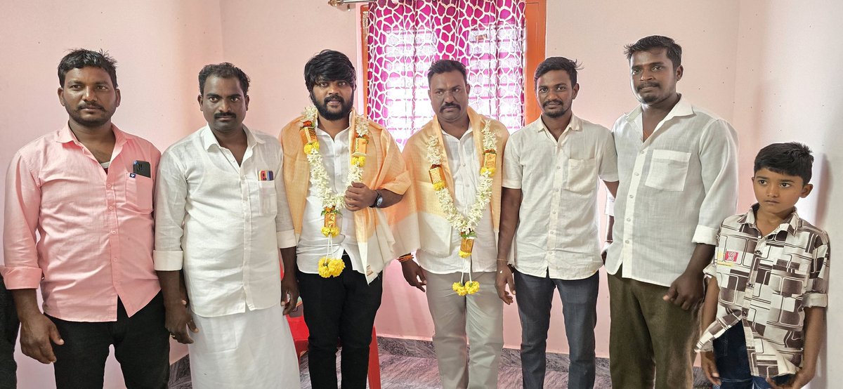 MS14732696's tweet photo. ಈ ದಿನ ಸಿರುಗುಪ್ಪ ತಾಲೂಕಿನ ಹಚ್ಚೋಳ್ಳಿ ಗ್ರಾಮದಲ್ಲಿ ಶ್ರೀ ಮಾರಮ್ಮ ದೇವಿಯ ಕುಂಭೋತ್ಸವ ಕಾರ್ಯಕ್ರಮದಲ್ಲಿ ಭಾಗಿಯಾಗಿ ದೇವಿಯ ದರ್ಶನ ಪಡೆಯಲಾಯಿತು ನಂತರ ನಮ್ಮ ಕಾರ್ಯಕರ್ತರ ಮನೆಗಳಿಗೆ ಭೇಟಿ ನೀಡಲಾಯಿತು 🚩🚩🙏🙏🙏 https://t.co/lzVQdcswMp