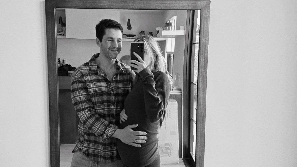 Schöne Nachrichten von Josh Peck: Der Schauspieler und seine Ehefrau Paige O'Brien erwarten ihr drittes gemeinsames Kind. Die Babynews gibt das Paar in den sozialen Medien bekannt. gala.de/stars/news/bab…