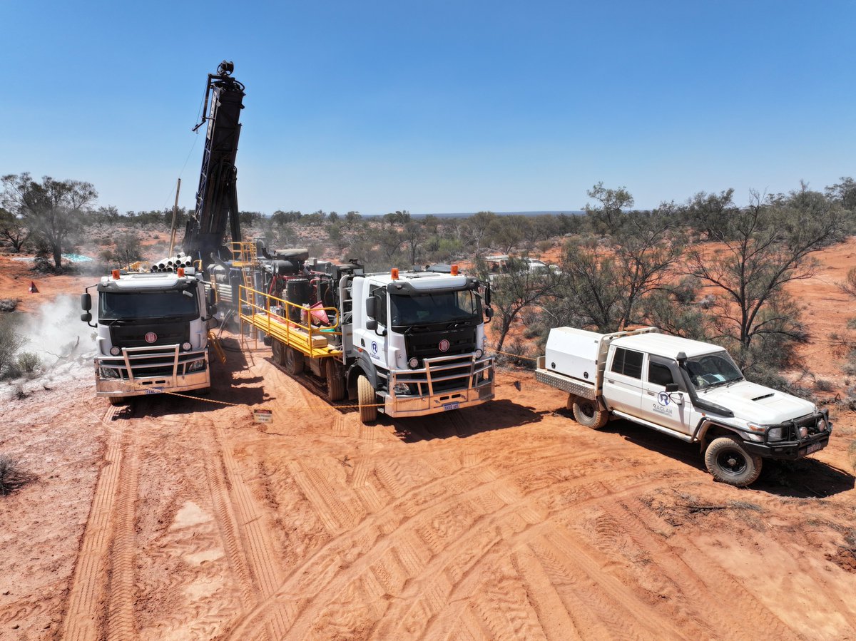 bartongoldBGD's tweet photo. Hats off to the @bartongoldBGD and Raglan Drilling crews who are out tearing it up in daily temps over 40 degrees C to follow up our latest high-grade #gold and #silver results at the #Tarcoola Project's Tolmer prospect. #TEAM https://t.co/NYjS1Zj6HN