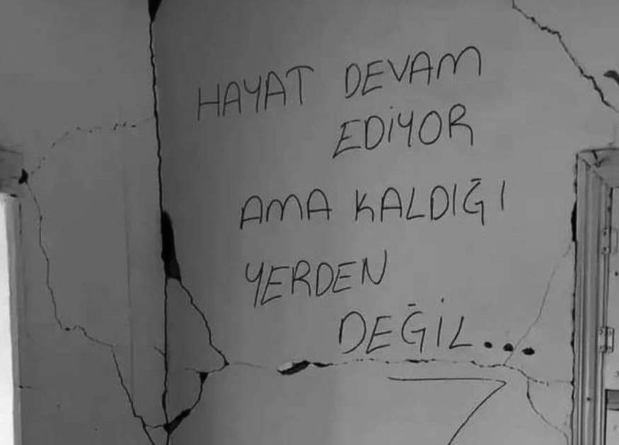 6 Şubat'ın ikinci yıl dönümüne yaklastık,Acılarımız hep taze ilk gün gibi. Ne yaşadığımıza sevinebildik ne kaybettiklerimize üzülebildik hepimiz biz ne yaşadık diyorduk şaşkındık. Rabbim böyle acılar yaşatmasın bir daha inşallah yiten tüm canlarımızın mekanı cennet olsun.
#Deprem