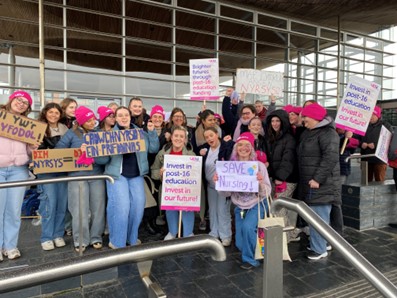 CymruUCU's tweet photo. Cardiff University Students at the UCU Cymru Rally
demanding proper funding for Post 16 education in Wales
#WeAreUCU #FightingForHE #FightingForFE https://t.co/Vk4KkRtbwJ