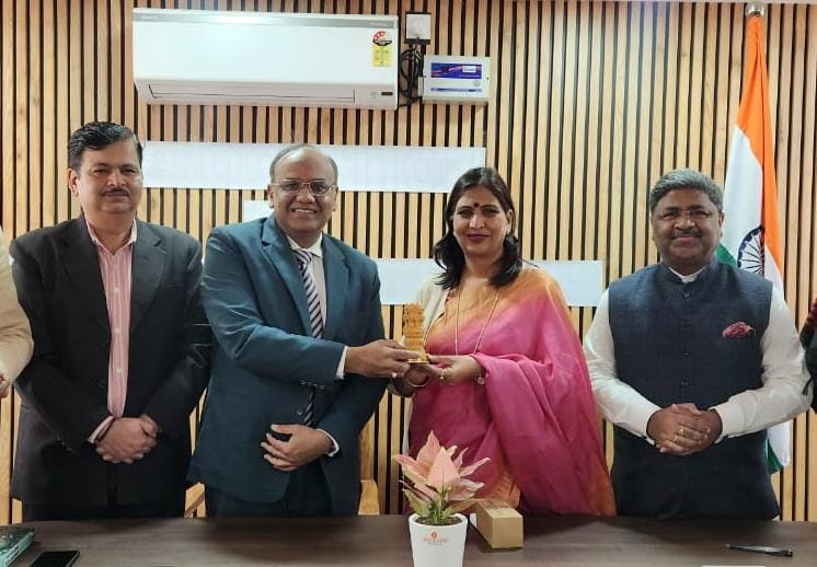 A landmark #MoU has been signed between The Association of Indian Universities (AIU) and The Associated Chambers of Commerce and Industry of India (ASSOCHAM) to foster Higher Education and Skill Development - both in India and overseas.

The MoU was signed by Dr. (Mrs.) Pankaj