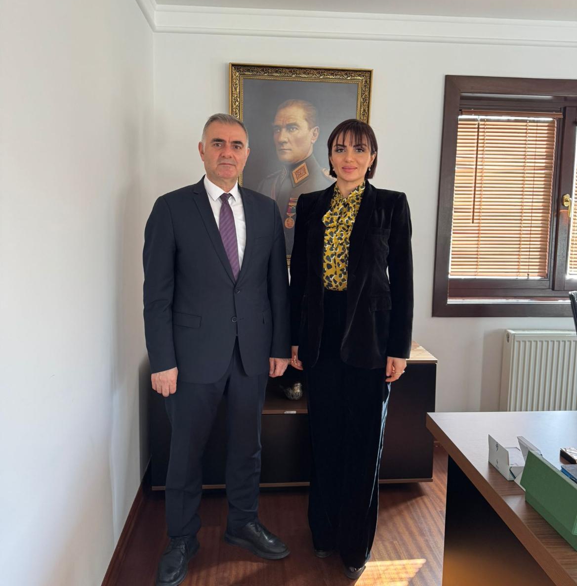 <a href="/emoankara/">EMO Ankara Şubesi</a>  26. Dönem Yönetim Kurulu Yazman Üyesi Hatice Bilge Algın’nı Acarlar Group şirketleri CEO’su olarak başladığı yeni görevinden dolayı işyerinde ziyaret ettik. EMO Ankara Şubesi Yönetim Kurulu Başkanı Cevdet Aslan’ın katıldığı ziyaret 31 Ocak 2025 tarihinde düzenlendi.+