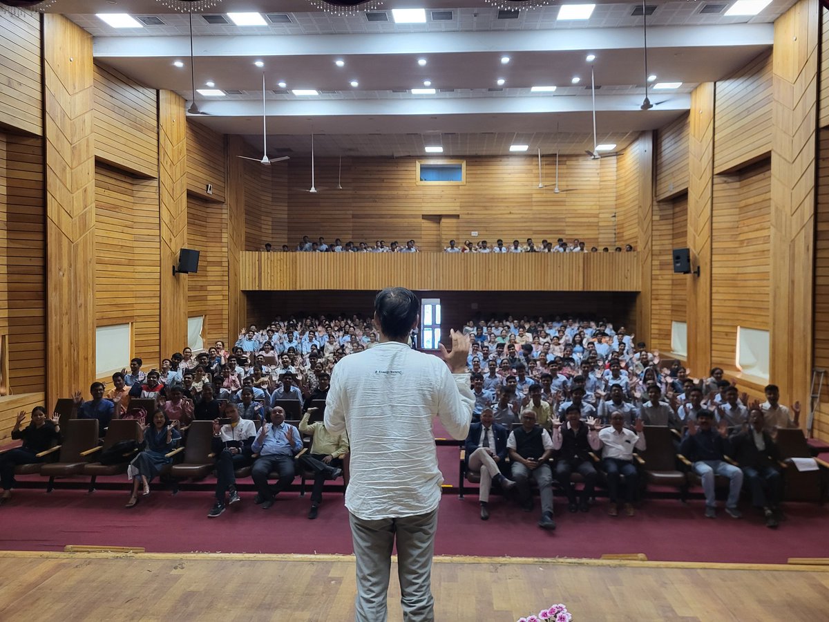 DrChetanSolanki's tweet image. Had an engaging session at Mahatma Gandhi Memorial Medical College, Indore.

Discussing sustainability and the urgent need for climate action. Grateful for the insightful interactions and commitment to change! #ClimateAction #Sustainability #IndoreClimateMission