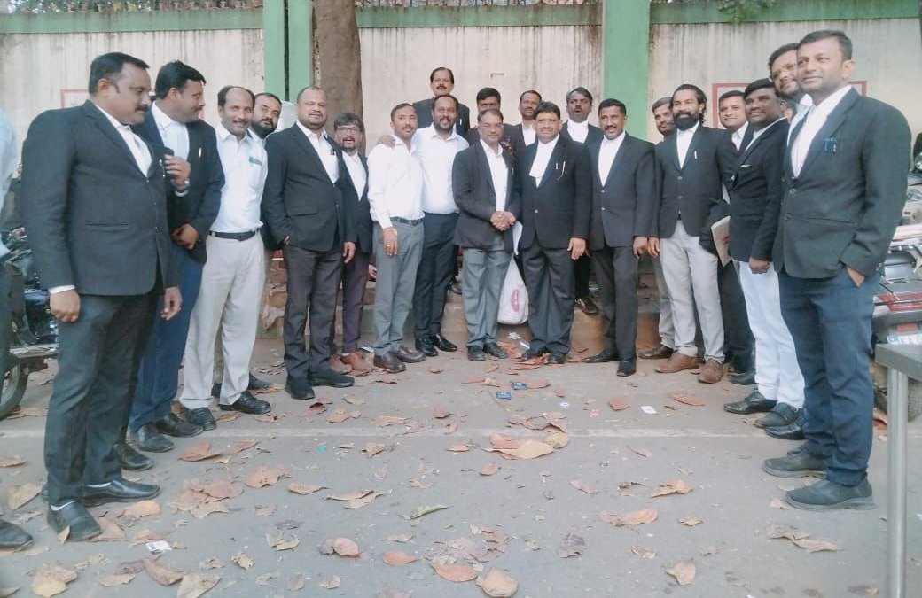 APRanganath's tweet photo. ವಕೀಲರ ಮಿತ್ರರು ಹಾಗೂ ಆತ್ಮೀಯರಾದ ಶ್ರೀ ಮಂಜುನಾಥ್ ಅವರಿಗೆ ಜನ್ಮದಿನದ ಶುಭಾಶಯ ಕೋರಿದೆನು.
#VoteforAPR #teamAPR #aabelection #onceagainAPR #APRforAAB https://t.co/UTSQW22TWp