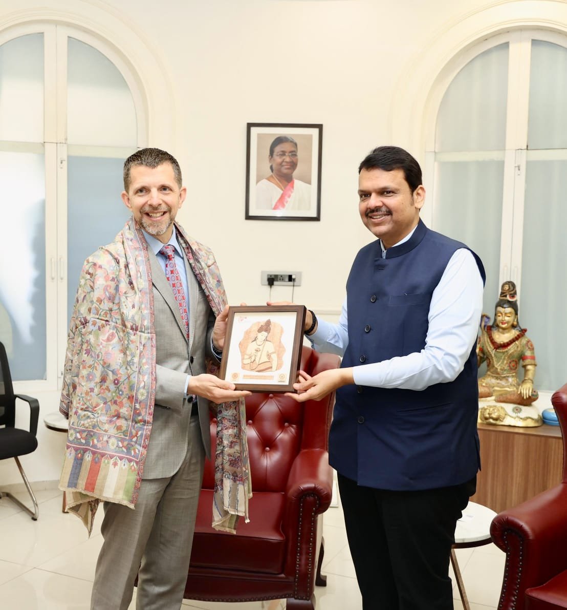 udayindiaNews's tweet photo. #BigNews 🚨 US Consul General Mike Hankey met with CM Devendra Fadnavis.
#MikeHankey #DevendraFadnavis https://t.co/093tOkrR2p