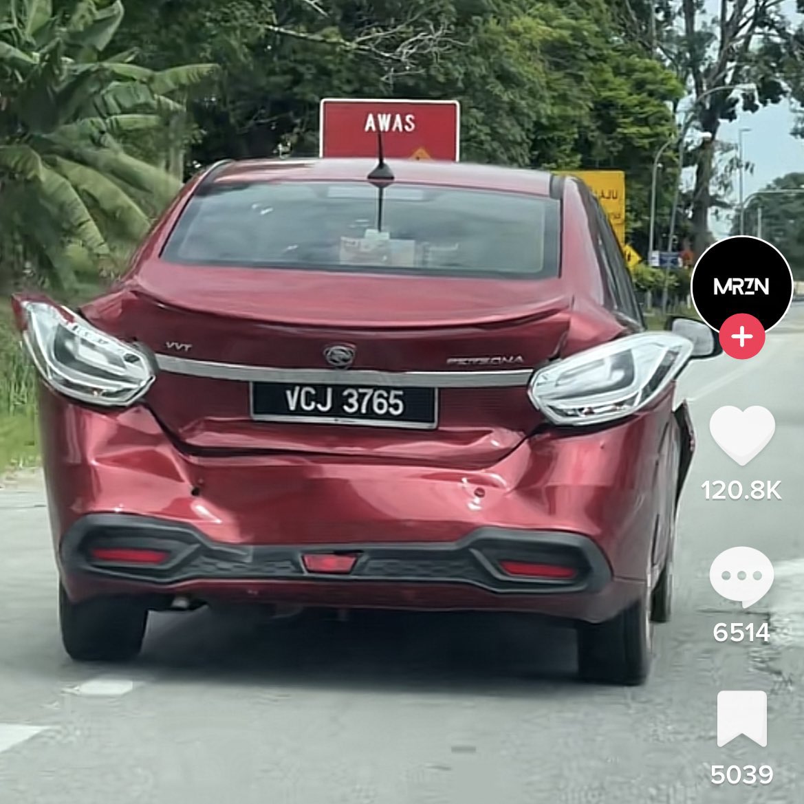 I memang diciptakan untuk mempunyai wajah awam ya.. dari orang, kucing, malahan kereta juga pernah disamakan dengan muka i….