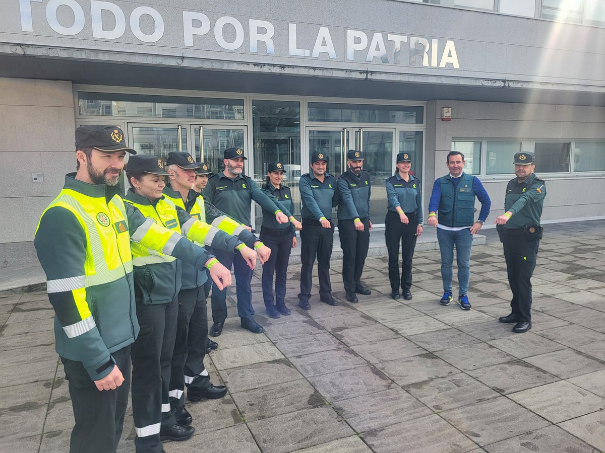 La Comandancia  de la #GuardiaCivil de #Pontevedra se suma a la celebración del #díamundialcontraelcáncer portando la pulsera conmemorativa.