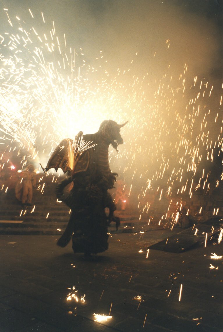 🔙 Enguany el 𝐓𝐞𝐫𝐫𝐚𝐳𝐞𝐥 celebra 𝐭𝐫𝐞𝐧𝐭𝐚-𝐜𝐢𝐧𝐜 𝐚𝐧𝐲𝐬, i posem la vista enrere i recordem quan vam estar a la 𝐩𝐥𝐚𝐜̧𝐚 𝐝𝐞𝐥 𝐑𝐞𝐢 de 𝐁𝐚𝐫𝐜𝐞𝐥𝐨𝐧𝐚 amb motiu de la celebració del Goliat 1998, fa exactament vint-i-set anys. 

#terrazel #terrazel35