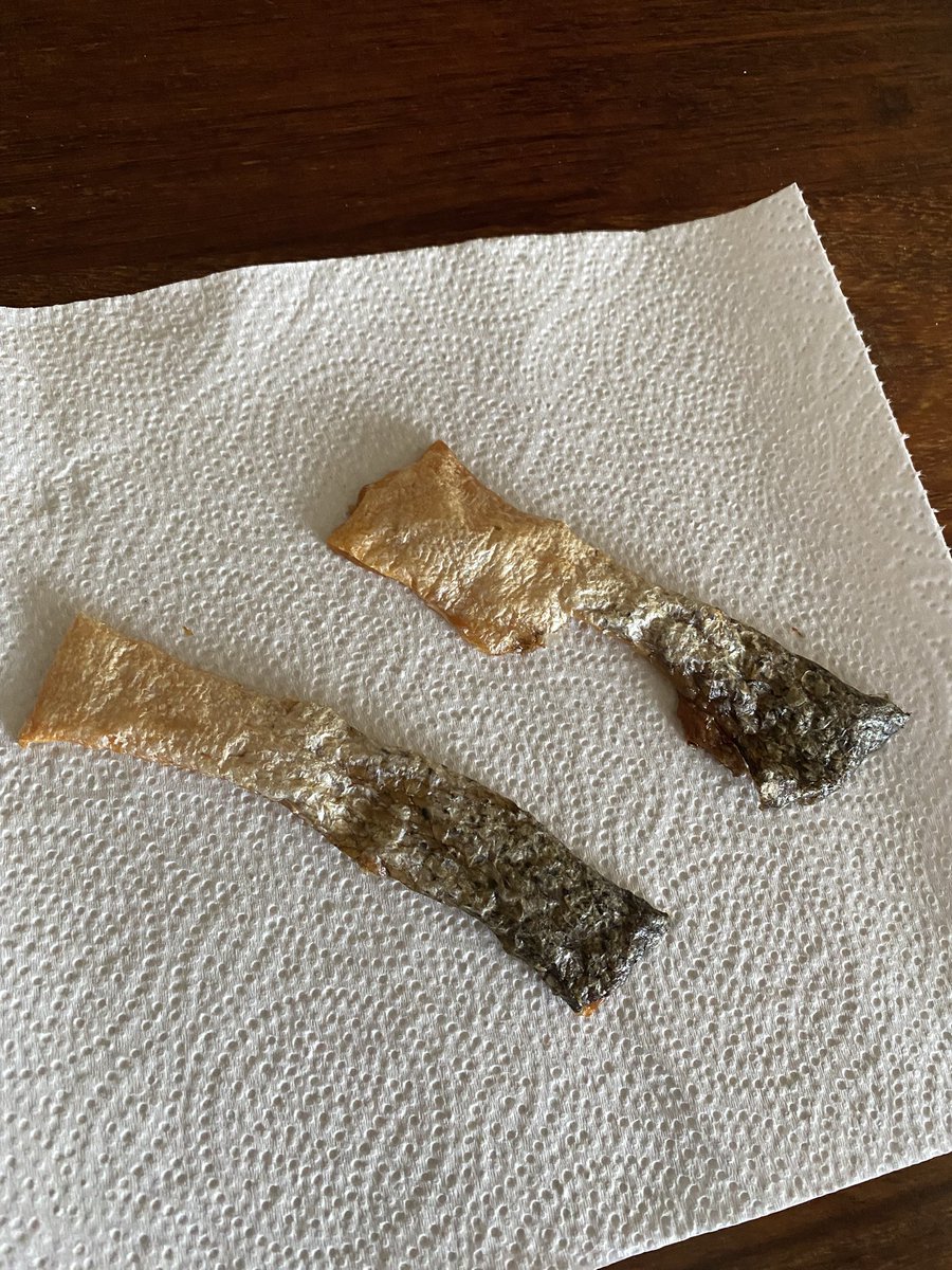 HighBleanBandB's tweet image. My housekeeper has prepared me some toasted salmon skin treats that I heartily approve of.
