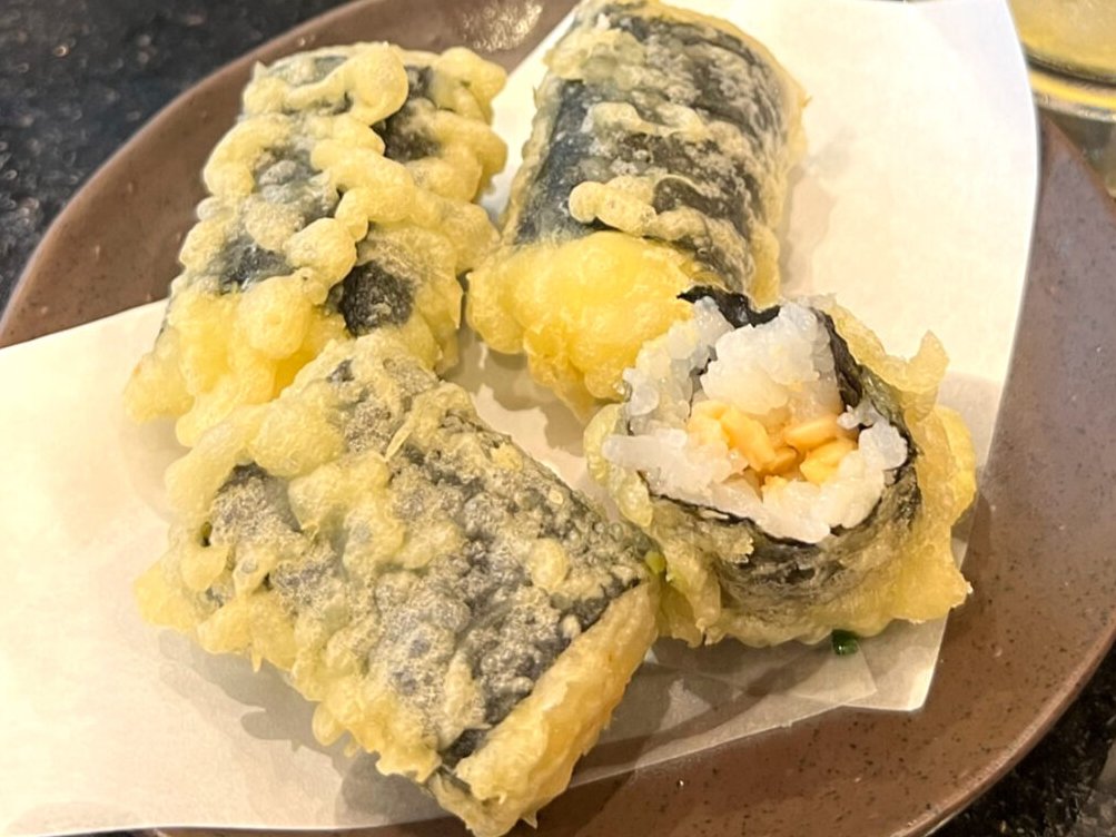 1000bero_net's tweet photo. 納豆巻き天ぷらは、お寿司の納豆巻きを天ぷらにしたもので、サクサクもちもちネバネバの食感がやみつきになるしおいしい✨お酒のお供にもってこいだし、納豆巻きと天ぷらが好きな方はハマると思われる。

今回、上板橋のエイトユーさん（ハウス焼酎は爽金龍だし、創作おつまみがとってもおいしい！📝https://t.co/F4tCo4ZSyn）で食べたんだけど、日替りボードのメニューだからいつもは無いかも…

八王子や本厚木などにある独楽寿司さん（90分550円飲み放題が楽しめる神のような回転寿司📝https://t.co/zr6RP1znbd）にもあって、行くと必ず食べる（一皿220円）。

そして、著書の宅飲みレシピ本「酔っても作れる宅飲みおつまみ（https://t.co/xogS0rrVWD）」の22～23ページに、独楽寿司さんから教わった作り方も載ってますのでぜひ（ちゃっかり宣伝）📕