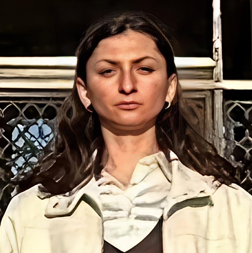 Teğmen Ebru Eroğlu: "Netice ne olursa olsun, Harp Okulu rozetimi alamayacaklar. Biz önce Mustafa Kemal'in sıra arkadaş olduk, daha sonra silah arkadaşı olduk. Atatürk'ün askeriyiz.

Kadın avukatlarımız buradaysa, ben buradaysam Atatürk'ün sayesinde...”