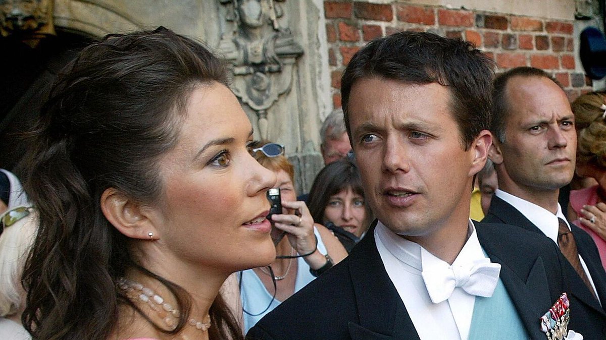 Genau vor 25 Jahren lernten sich König Frederik und Königin Mary kennen. Kaum vorstellbar, dass Dänemarks heutiger Monarch einmal ein schlechtes Wort über seine Liebste verlor. gala.de/royals/skandin…