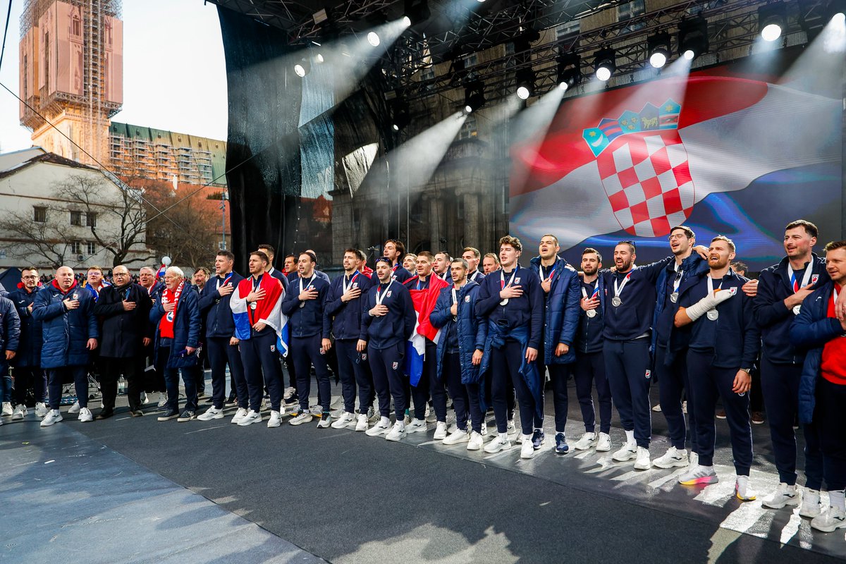 HRS_CHF's tweet photo. Najljepši snovi postali su stvarnost 🫂😍🇭🇷

#crohandball #iznadsvihhrvatska #inspiredbyhandball https://t.co/A8TBokM07k