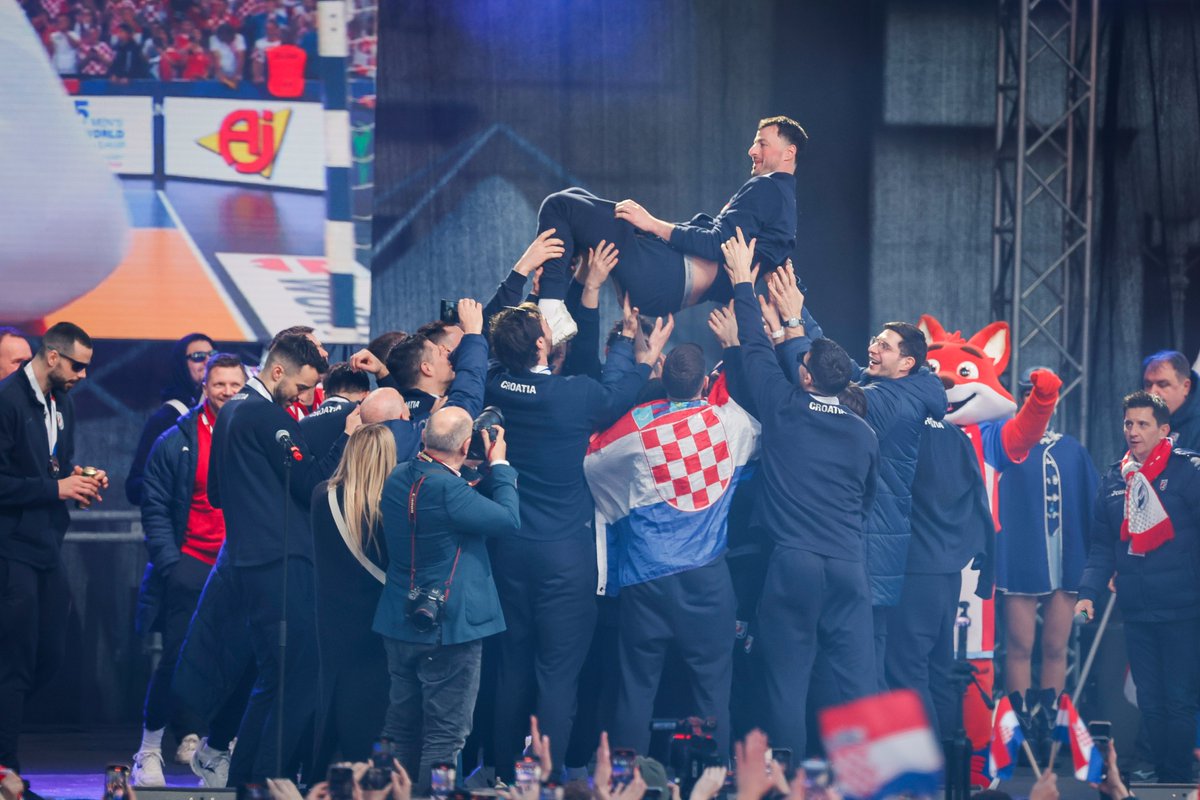 HRS_CHF's tweet photo. Najljepši snovi postali su stvarnost 🫂😍🇭🇷

#crohandball #iznadsvihhrvatska #inspiredbyhandball https://t.co/A8TBokM07k