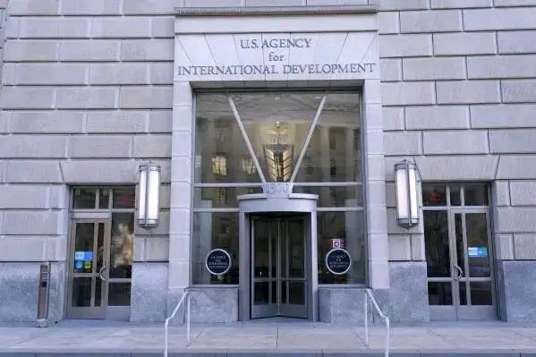 EngGiduma's tweet photo. ሀገራችን የምታድገው በ #USAID ድጋፍ ሳይሆን በዜጎቿ ጥረትና ታታሪነት ነው። ስለዚህ የሀገራችንን ልማት የበለጠ ለማፋጠን ሁላችንም በታላቅ ቁርጠኝነትና ፅናት መነሳት አለብን። @ALEMAYEHUTEGENU @SuleimanDedefo @EthioJourney @kelemua_balcha @Sabi92409431 https://t.co/K4HN4S7wxg