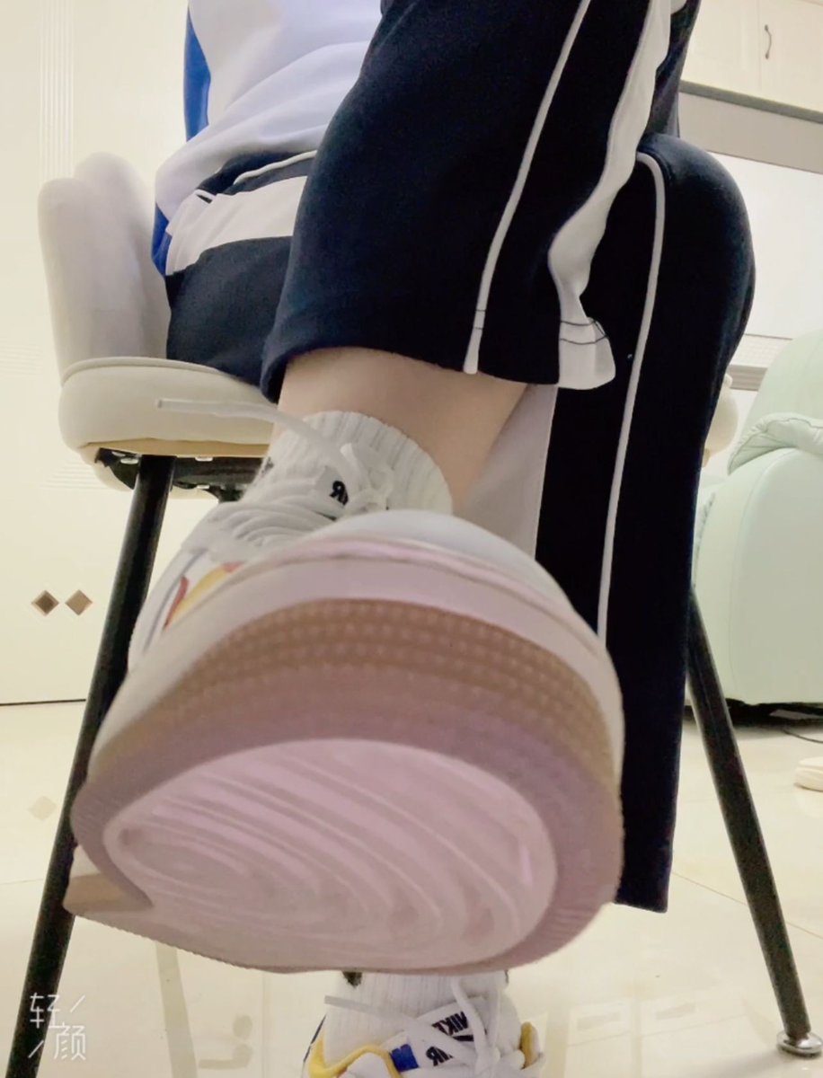 跪着给我贡金 给我的鞋底磕头 孝敬主人的鞋底 #atm奴 #榨金 https://t.co/n1covlX5w0