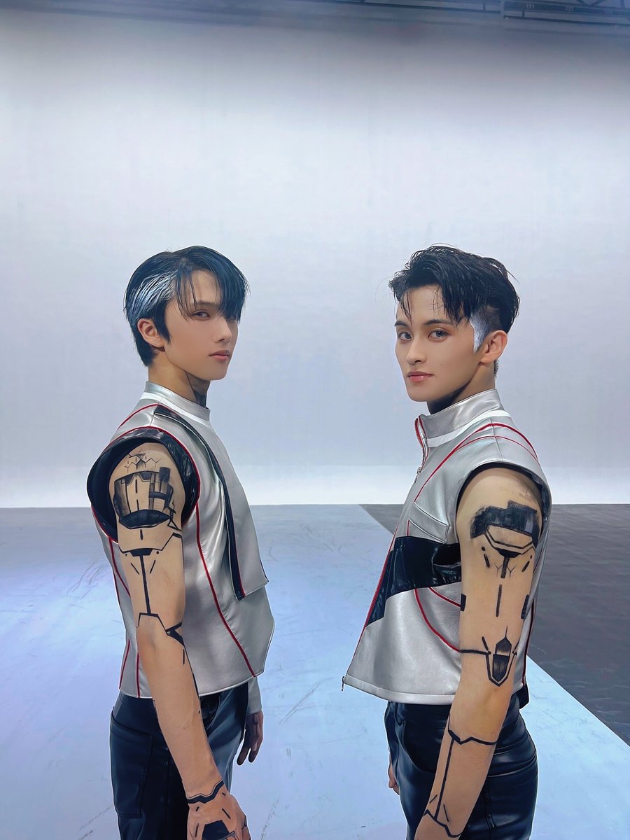LOOKSMKL's tweet photo. HAPPY BIRTHDAY JISUNG!! 🐹🤍🐯

#우리의_띵_지성아_생일축하해
#23StarsForJisung https://t.co/2KmFWLjHXU