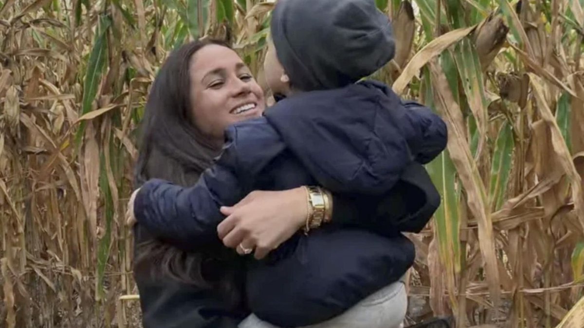 Eine zauberhafte Aufnahme zeigt Prinzessin Lilibet gemeinsam mit ihrer Mutter, Herzogin Meghan, auf einer Picknickdecke. Welche drei besonderen Details ins Auge stechen, erfahren Sie im Video. gala.de/royals/briten/…