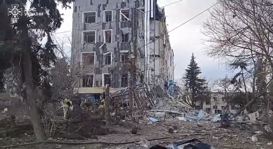 In the russia's latest terrorist attack against the Izyum downtown, five are dead, incl 18yo and 19yo young women, one of them was pregnant. 43 wounded including three children aged 6, 14 and 16.

Don't look away, please. Your attention is what keeps alive our hope for justice.